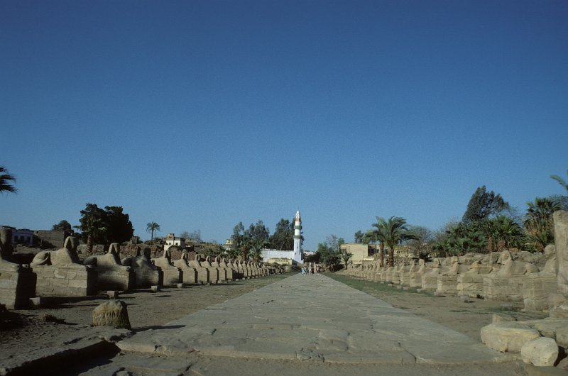 1983-0380-022-Bearbeitet.jpg - luxor - eingang zur tempelanlage