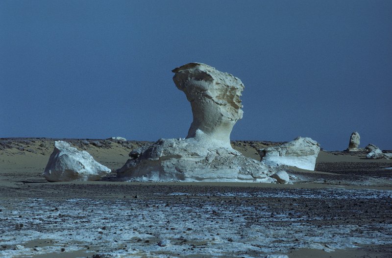 1983-0088-015-Bearbeitet.jpg - zwischen al wahat und farafra - kalkfelsen, vom wind geformt