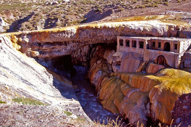 262-28.jpg - puente del inca, wasser hat mit mineral-ablagerungen die brücke gebaut und lagert weiter mineralien ab