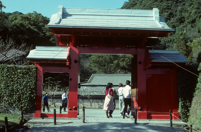 1982-0005-004-Bearbeitet.jpg - eingang zum tempel