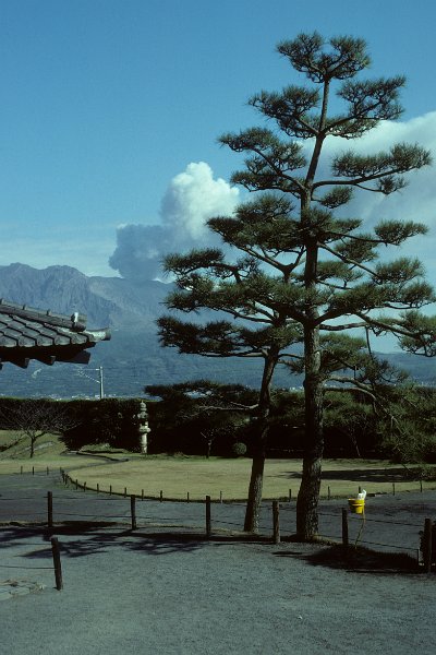 1982-0032-004-Bearbeitet.jpg - und immer wieder rauchen die vulkane