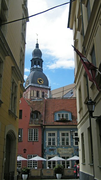 DSCF5098.jpg - Riga - Gasse mit Dom im Hintergrund