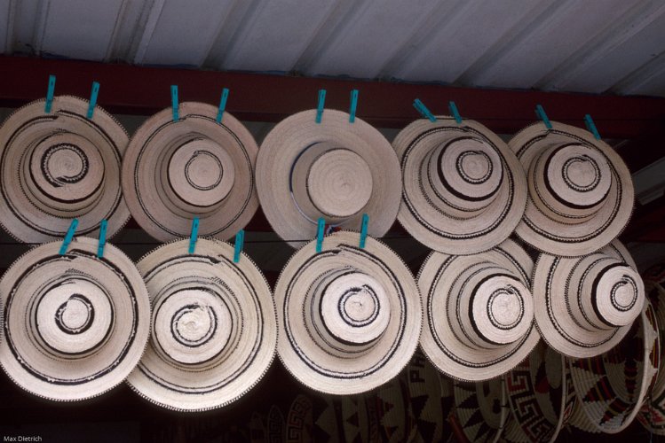 200-12.jpg - stroh-hüte, die sogenannten "panama-hüte" werden in ecuador hergestellt